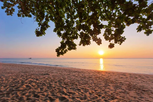 美丽落日下的热带海滩 自然背景 — 图库照片