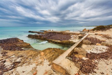 Dramatik kasvetli gökyüzü altında Es Trenc plajı. Mallorca Adası, İspanya Akdeniz, Balear Adaları.