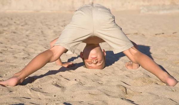 Αγόρι Που Στέκεται Στο Κεφάλι Του Στην Άμμο Μια Arenal — Φωτογραφία Αρχείου