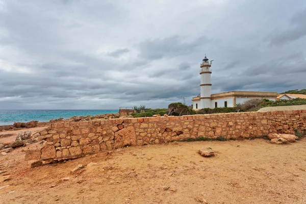 位于西班牙地中海马约尔卡的塞萨尔纳角灯塔 岛上风景 天气阴郁 有岩石和大海 — 图库照片