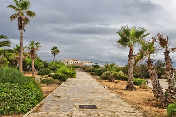 在阴郁的天气里沿着游戏走在萨巴萨德 卡博特的路上 Colonia Sant Jordi 马略卡岛 西班牙地中海 巴利阿里群岛 — 图库照片