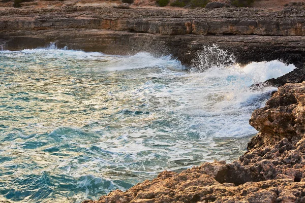 波惊人的岩石海岸在阳光下 — 图库照片