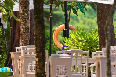Lifebuoy tropik sahilde. Khao Lak. Tayland