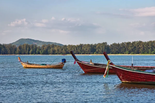 Gün Batımında Sahile Yakın Geleneksel Tayland Tekneleri Nai Yang Plajı — Stok fotoğraf