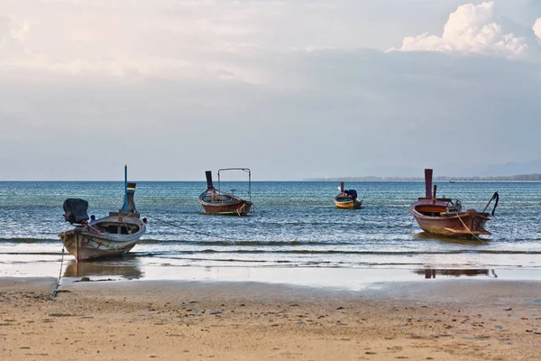 Barche Tradizionali Thailandesi Vicino Alla Spiaggia All Ora Del Tramonto — Foto Stock