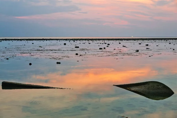 Fragmente Eines Ertrunkenen Bootes Meer Strandnähe Bei Sonnenuntergang Nai Yang — Stockfoto