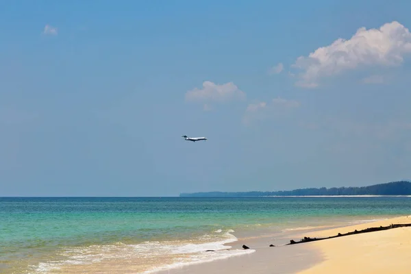 Посадки Літака Над Пляжем Острові Пхукет Аеропорт Пляжу Mai Хао — стокове фото