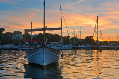 Çarpıcı görünümü lüks yatların gün batımına karşı iskelede. Yat ve tekne marinada demirli. 