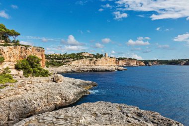 Kayalar ile gökyüzünün altında denize manzara. Mallorca Adası, İspanya Akdeniz, Balear Adaları.