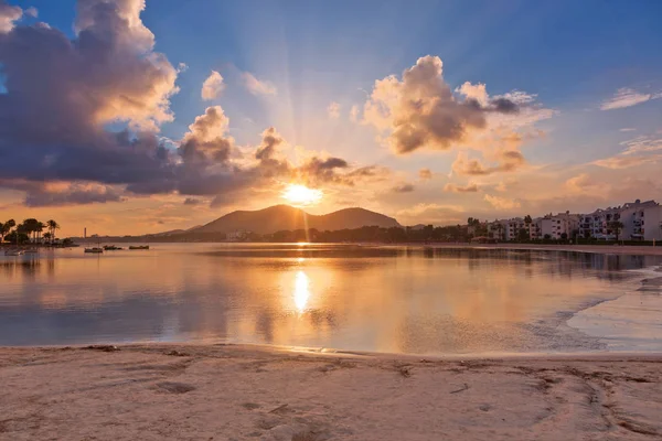 日落时阿尔库迪亚镇的海滩 马洛卡 巴利阿里群岛 西班牙 — 图库照片