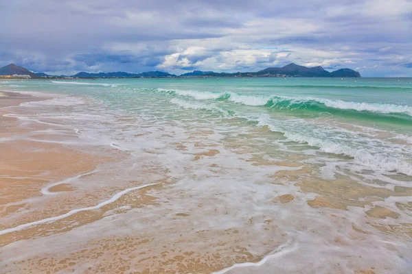 Playa Verano Con Aguas Cristalinas Esmeralda Bajo Cielo Dramático Playa —  Fotos de Stock