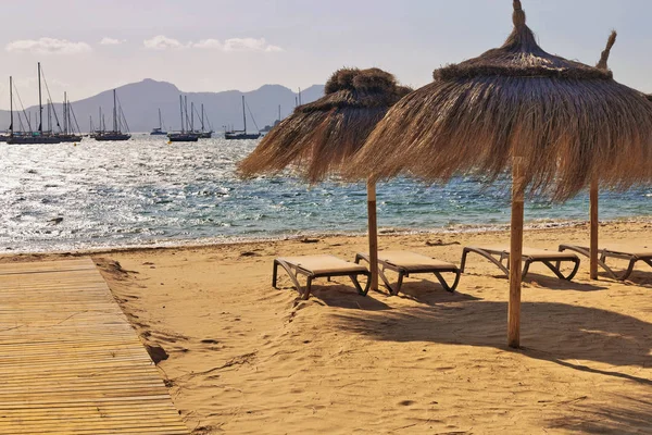 Boş Şezlong Şemsiyeleri Sahilde Port Pollenca Mallorca Balear Adaları Spanya — Stok fotoğraf