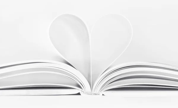 Offenes Buch Mit Herzförmigen Seiten Auf Weißem Hintergrund — Stockfoto