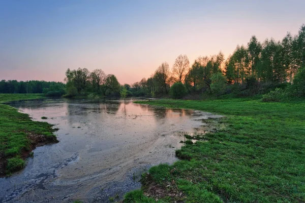 Zomer Zonsondergang Rond Veld Met Met Kleine Rivier — Stockfoto