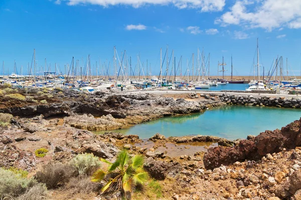 Uitzicht op de kust en de jachthaven van Los Abrigos — Stockfoto
