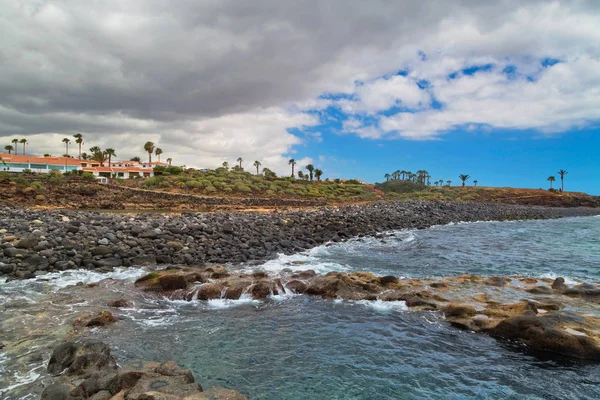 Svart stonesl stranden under blå himmel — Stockfoto