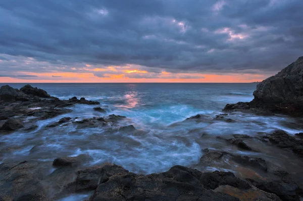 Rocce e mare nel tempo del tramonto — Foto Stock