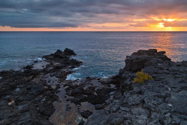 Rochas e mar ao pôr-do-sol — Fotografia de Stock