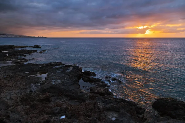 Rocce e mare nel tempo del tramonto — Foto Stock