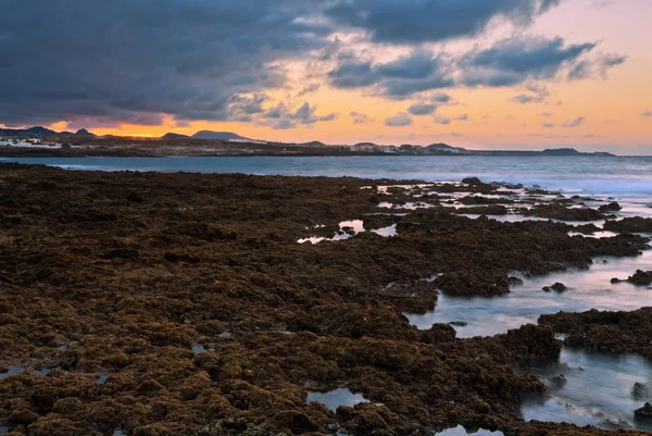 Skały i morze w zachód słońca — Zdjęcie stockowe
