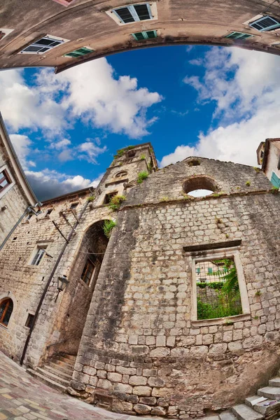 Fish-eye άποψη της παλιάς πόλης στο φόντο του ουρανού — Φωτογραφία Αρχείου