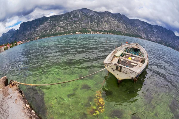 Old boat in the sea — Stock Photo, Image