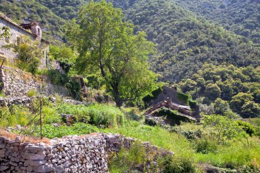 Dağlarda eski bir ev