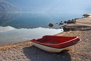 Sahilde tekne sabah erken 