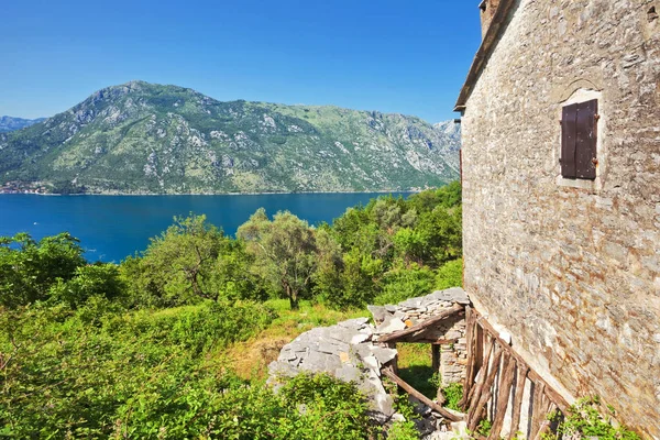 Het oude huis met uitzicht op de zee en bergen — Stockfoto