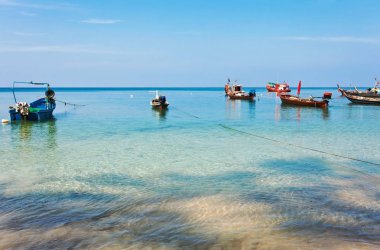 Egzotik tropik sahil yakınında Tay tekneler
