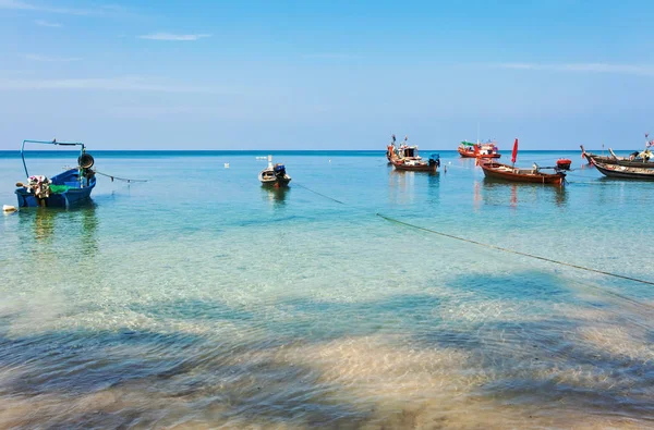 Egzotik tropik sahil yakınında Tay tekneler