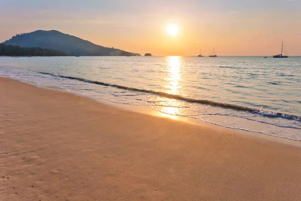 Praia tropical ao pôr do sol. — Fotografia de Stock