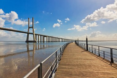 Vasco da Gama köprüsü manzaralı ahşap geçit