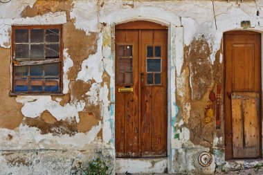 Ahşap kapılı eski duvar parçası