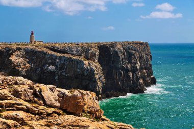 Sagres yakınlarındaki Algarve kayalık sahili, Portekiz 