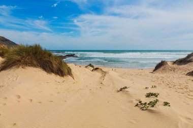 Portekiz'deki Amoreira plajında kumullar ve deniz manzarası