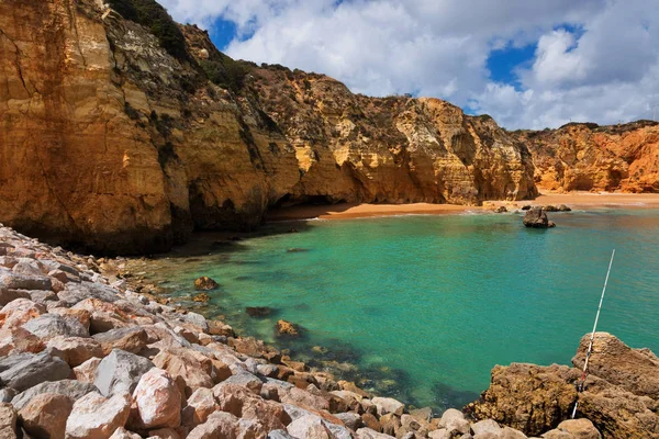Letní plážová scéna na pláži Algarve Coast Pinhao, Lagos, Portuga — Stock fotografie
