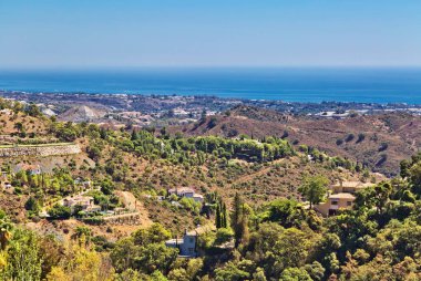 deniz ve dağlar ile güzel bir yamaç görünümü