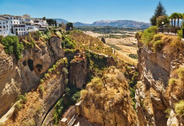 Ronda, İspanya bir uçurumun kenarında duran binalar