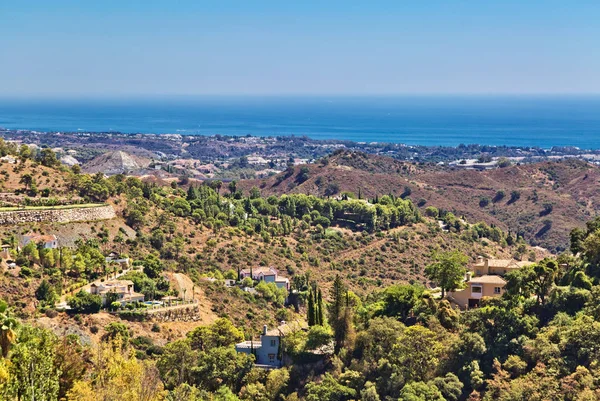 Deniz ve dağlar ile güzel bir yamaç görünümü — Stok fotoğraf