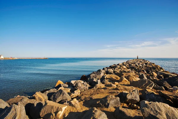 Stenar vågbrytare för att skydda kust strukturerna från destructiv — Stockfoto
