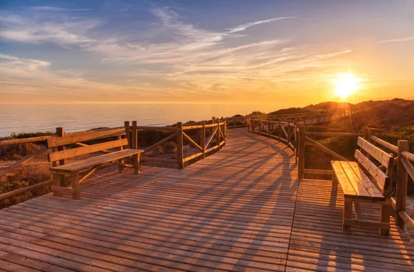 Sendero de madera envejecida que conduce al mar tranquilo durante el hermoso atardecer —  Fotos de Stock