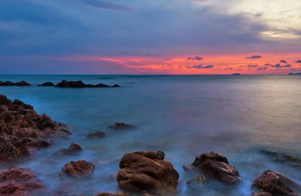 Oscuro atardecer tropical — Foto de Stock