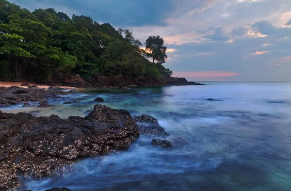 Oscuro atardecer tropical — Foto de Stock