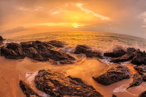 Günbatımında tropik plaj. — Stok fotoğraf