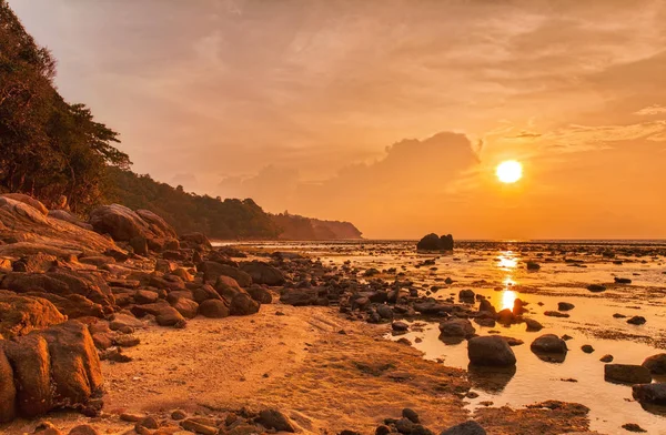 Tropiska stranden i solnedgången — Stockfoto
