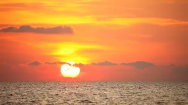 Gün batımında tekneyle panoramik manzara. Doğa arkaplanı 