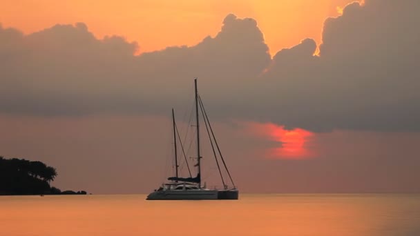 Яхта Тропическом Море Фоне Заката Быстрое Движение — стоковое видео