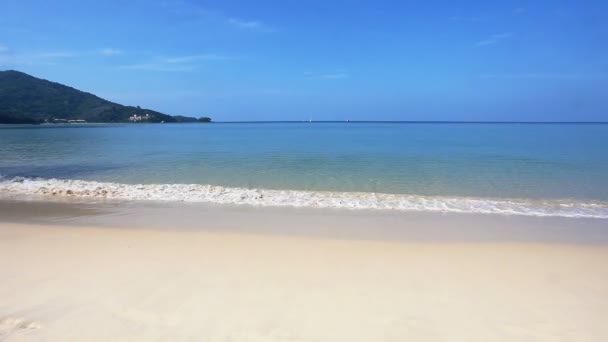 Tropisch Strand Met Uitzicht Zee Schoon Water Blauwe Hemel Nai — Stockvideo