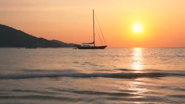 Yacht Tropiska Havet Vid Solnedgången Bakgrund Snabb Rörelse — Stockvideo